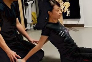 バレエ、バレリーナの肩甲骨ストレッチ方法をバレエボディトレーナーが解説
